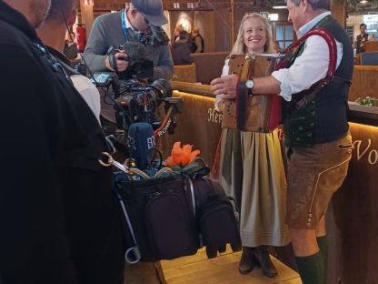 Bäff in Tracht mit der Harmonika