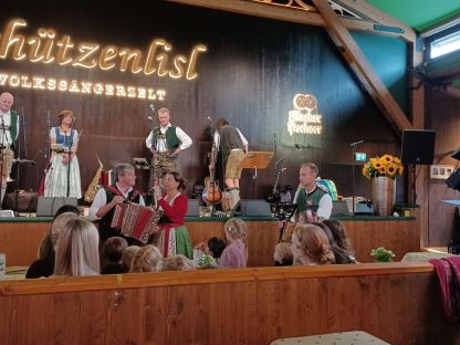 Bäff mit der Harmonika vor der Bühne
