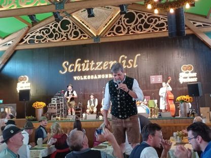 Bäff mit Mikrofon mitten im Publikum