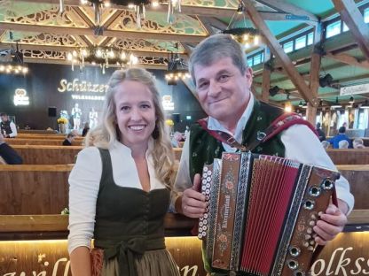 Bäff in Tracht mit der Harmonika