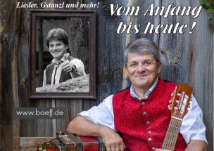 Josef Bäff Piendl sitzt vor einem Bild von ihm aus jungen Jahren